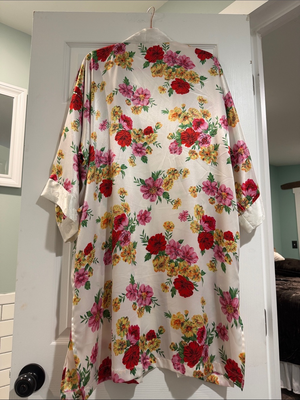 Victoria's Secret Gold Label- Cream Floral Satin Kimono - Picture 10 of 15